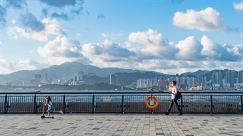 一览无遗的维港景色，九龙山峦起伏，大厦林立的壮丽景观无疑是公园的一大特色。